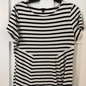 Slimming black and white tee